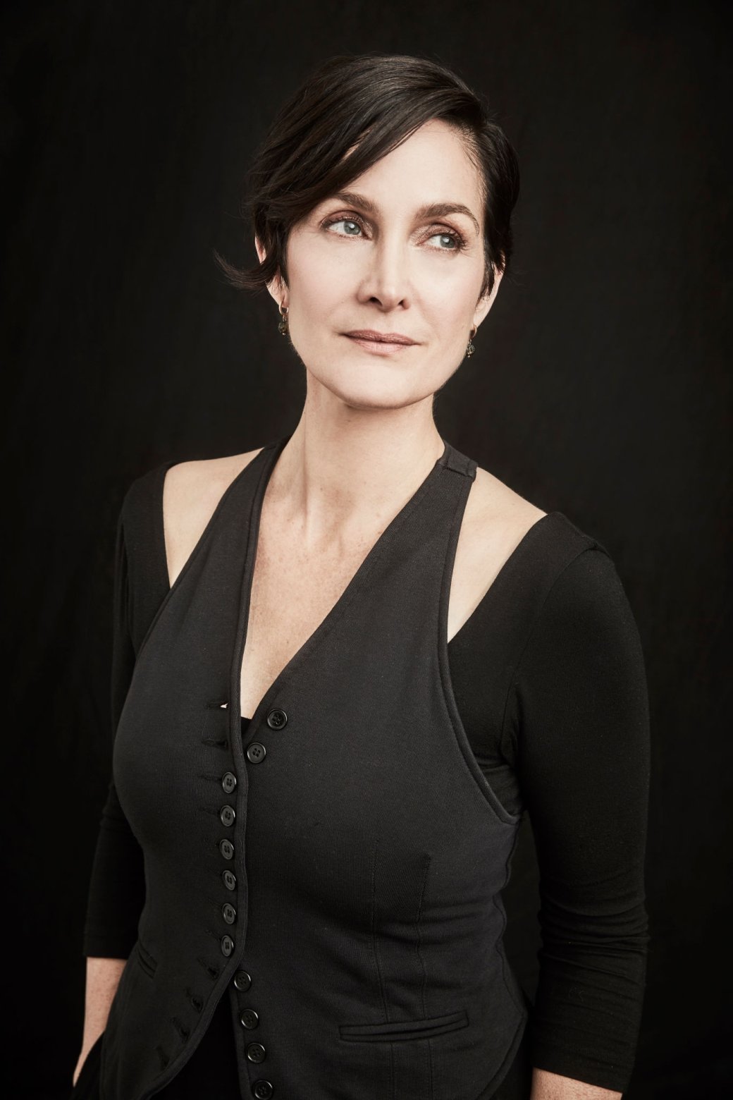 Carrie anne moss smoking