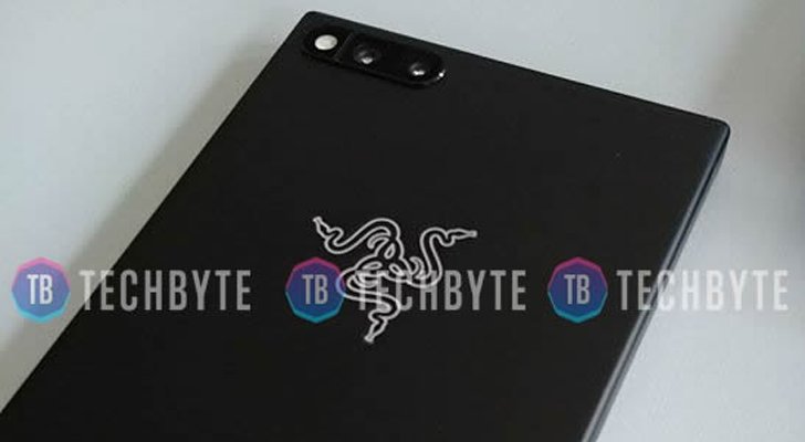 Смартфон от Razer на фото. Ну и лопата!