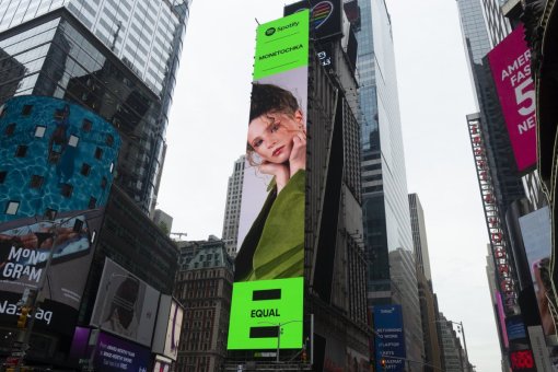Spotify разместила билборд с Монеточкой в центре Нью-Йорка для поддержки феминизма