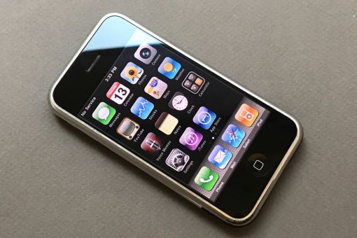 В этот день, но 13 лет назад в продажу вышел первый iPhone